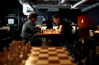 Menschen spielen Schach