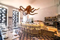 Restaurant-Interieur mit Kraken-Skulptur