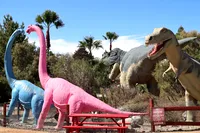 Coloridas estatuas de dinosaurios