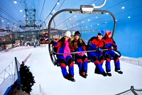 スキーリフトに乗る人々