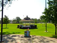 公園の見晴らし台と緑