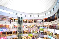 Vista interior del centro comercial