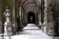 Mezarlık heykelleri koridoru
