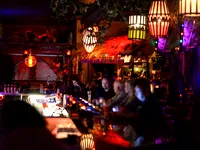 Schummrig beleuchtete Tiki-Bar