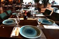 Elegant gedeckter Café-Tisch