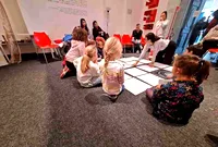 Niños en un taller de ciencia
