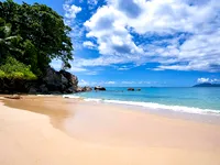 Вид на тропический пляж