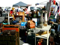 Antiquitätenmarkt im Freien