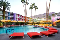 Colorida piscina de hotel