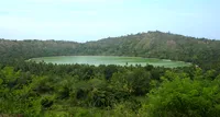 Il lago del cratere è circondato dal verde