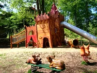 木製の遊び場の城