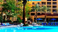 Área da piscina do hotel