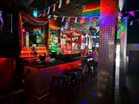 Interior del bar con banderas arco iris